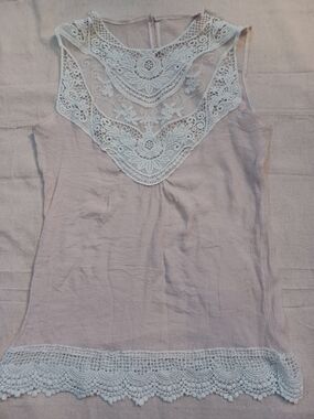 Sleeveless Women's Top With Lace Accents Fits Like Medium